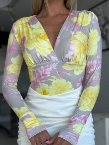 Bluzka w serek Marina – żółty kwiat na beżu