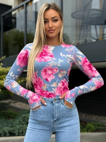 Bluzka CYNTHIA z dziurką na kciuk – różowe kwiaty na niebieskim tle