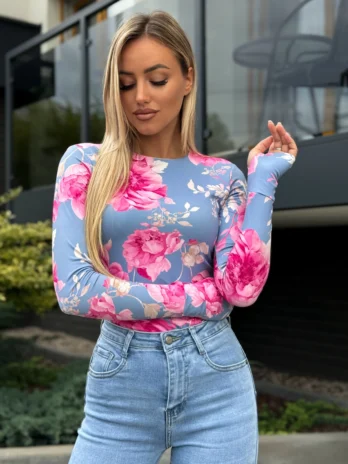 Bluzka CYNTHIA z dziurką na kciuk – różowe kwiaty na niebieskim tle