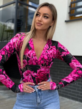 Bluzka w serek Marina – różowe kwiaty na czarnym tle