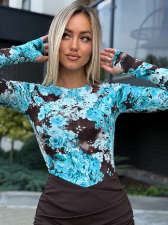 Bluzka CYNTHIA z dziurką na kciuk – czekoladowo – błękitna kwiaty