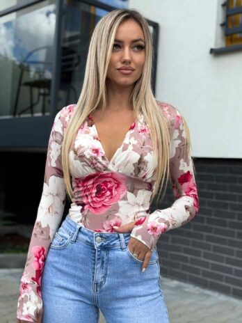 Bluzka w serek Marina – beżowo – biała z różowym kwiatem